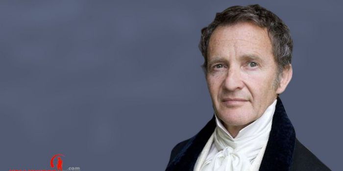 How tall is Anton Lesser?